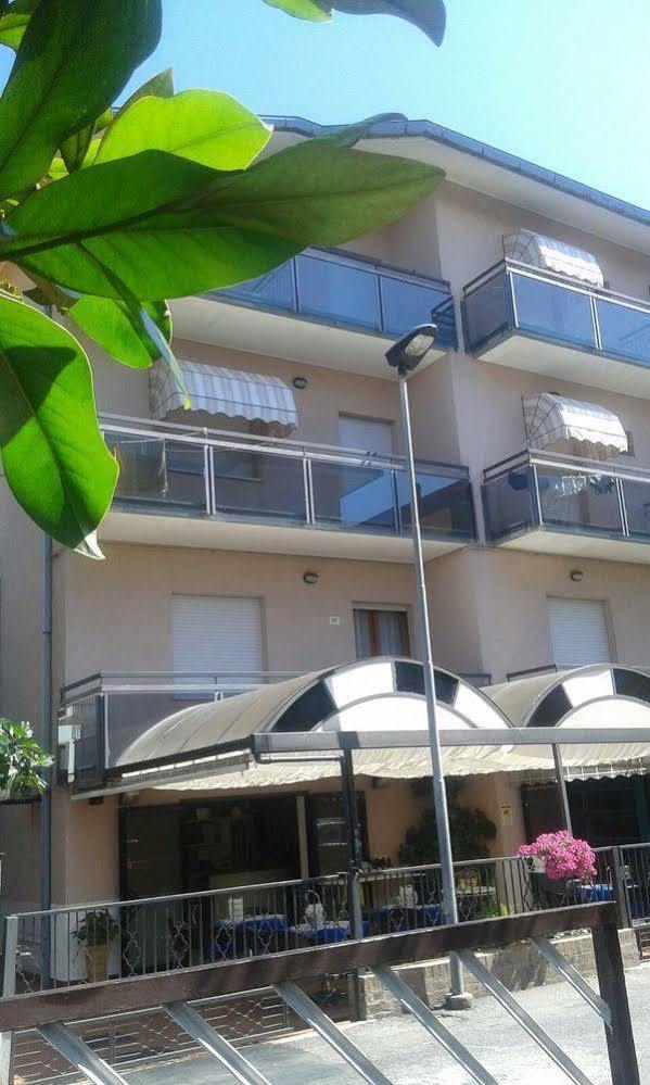 Hotel Gialpina Viserba Di Rimini Εξωτερικό φωτογραφία
